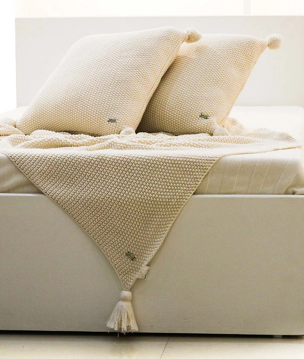 Seed Stitch Moss Knitted Throw & Cushion Cover (2 pcs) Gift Combo in Natural Color